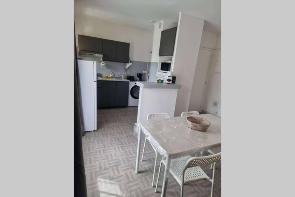 Bel Appartement Avec Balcon Et Parking Prive Le Beausset Exterior photo