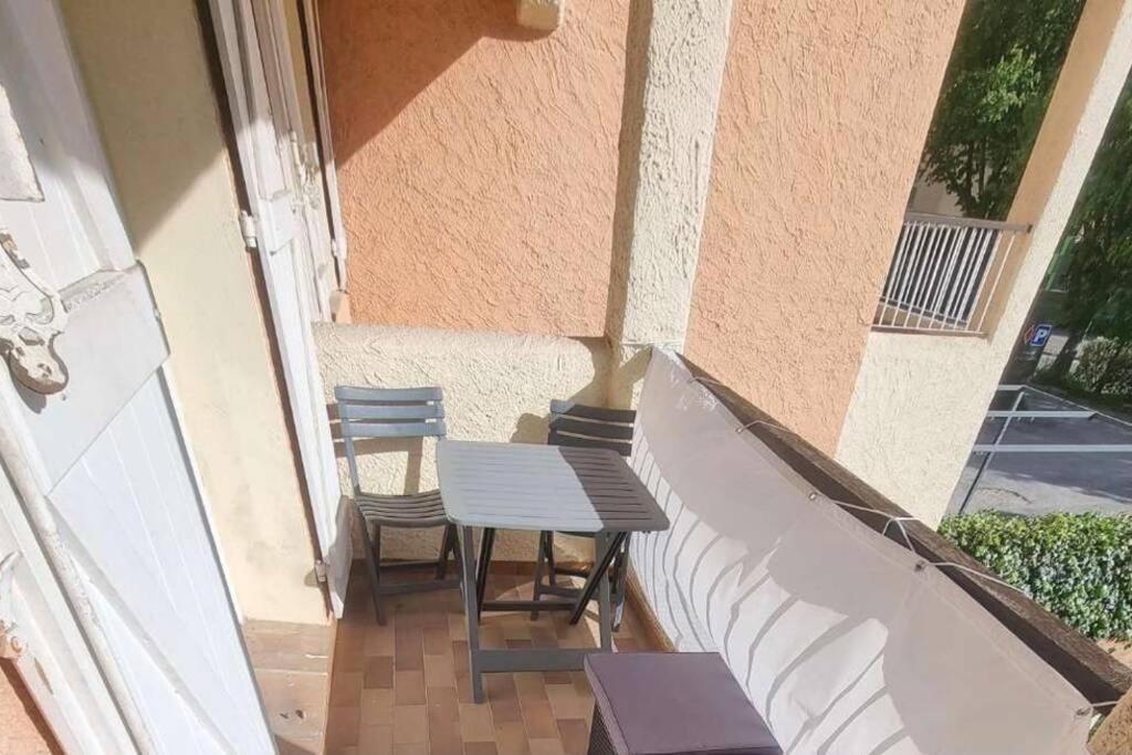 Bel Appartement Avec Balcon Et Parking Prive Le Beausset Exterior photo